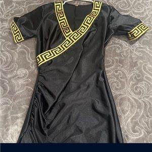 Vestido negro cuello v